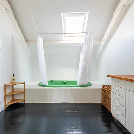 Apartment Grande Independante, Charme, Calme Sur Jardin, Centre, Acces Prive Par Escalier De L'immeuble, Sdb & Wc Prives, 10 Minutes Gare Et Palais Des Congres Nantes